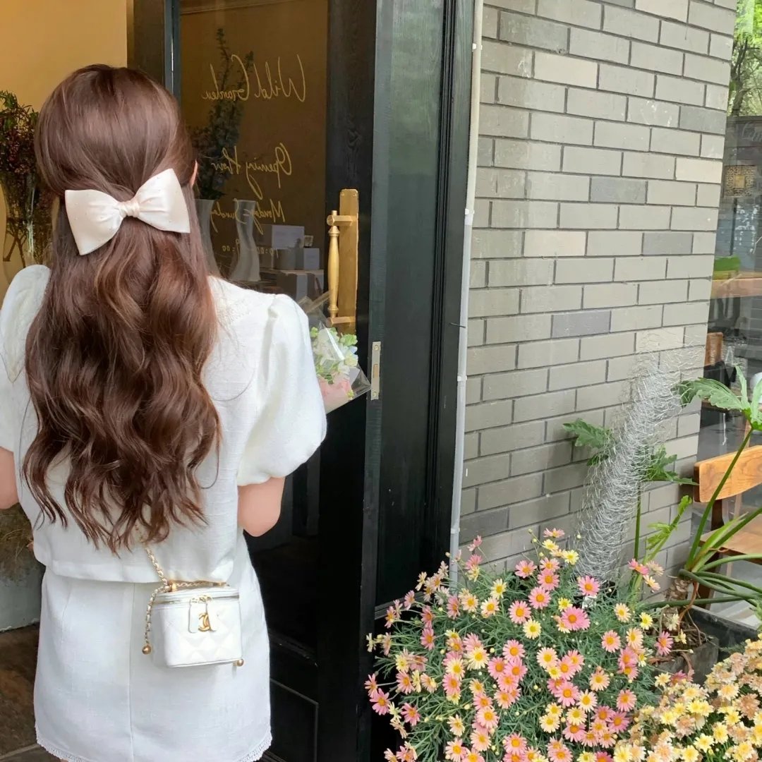 向天真的女生投降
